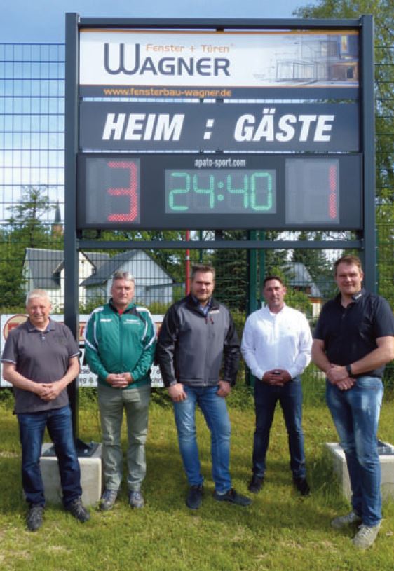 Installation einer neuen Anzeigetafel am Sportplatz in Niederwürschnitz 